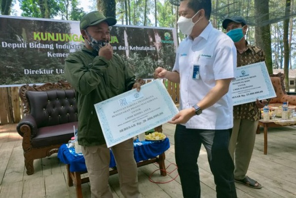 Direktur Utama Perhutani Wahyu Kuncoro memberikan bantuan uang senilai Rp60 juta untuk sarana dan prasarana kepada 3 Lembaga Masyarakat Desa Hutan