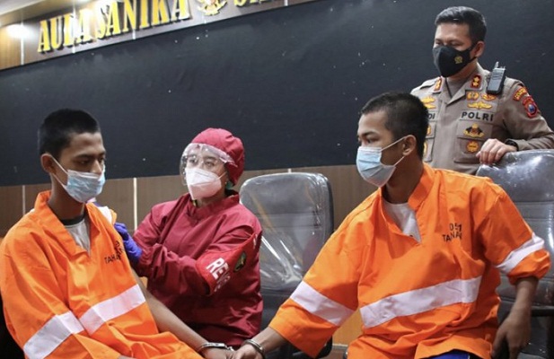 Kapolresta Malang Kota AKBP Budi Hermanto melihat pelaksanaan vaksinasi yang diberikan kepada tahanan Polresta Malang Kota, di Kota Malang, Jawa TImur
