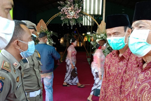 Anggota tim Penegakan Hukum Satgas COVID-19 Tulungagung, Artista Nindya Putra memberi penjelasan kepada keluarga penyelenggara hajatan di Desa