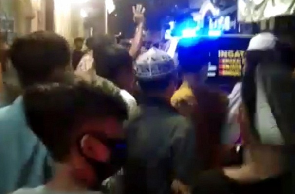 Tangkapan layar kericuhan saat operasi penertiban dalam rangka Pemberlakukan Pembatasan Kegiatan Masyarakat (PPKM) darurat di Jalan Bhineka Raya,