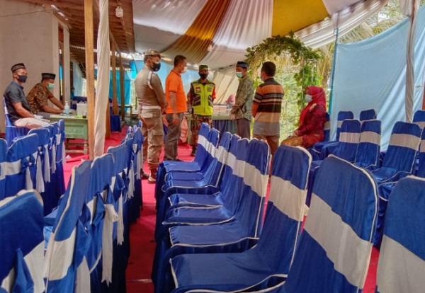 Petugas dari Satgas COVID-19 Tulungagung saat memberi pengertian kepada pemilik acara hajatan keluarga untuk menghentikan kegiatan dengan alasan menegah risiko penularan COVID-19